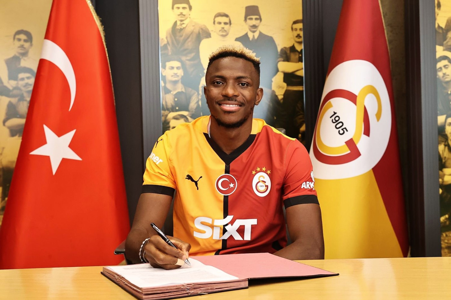 OFICJALNIE: Galatasaray ujawniło warunki transferu Victora Osimhena. Nigeryjczyk zaprezentowany!