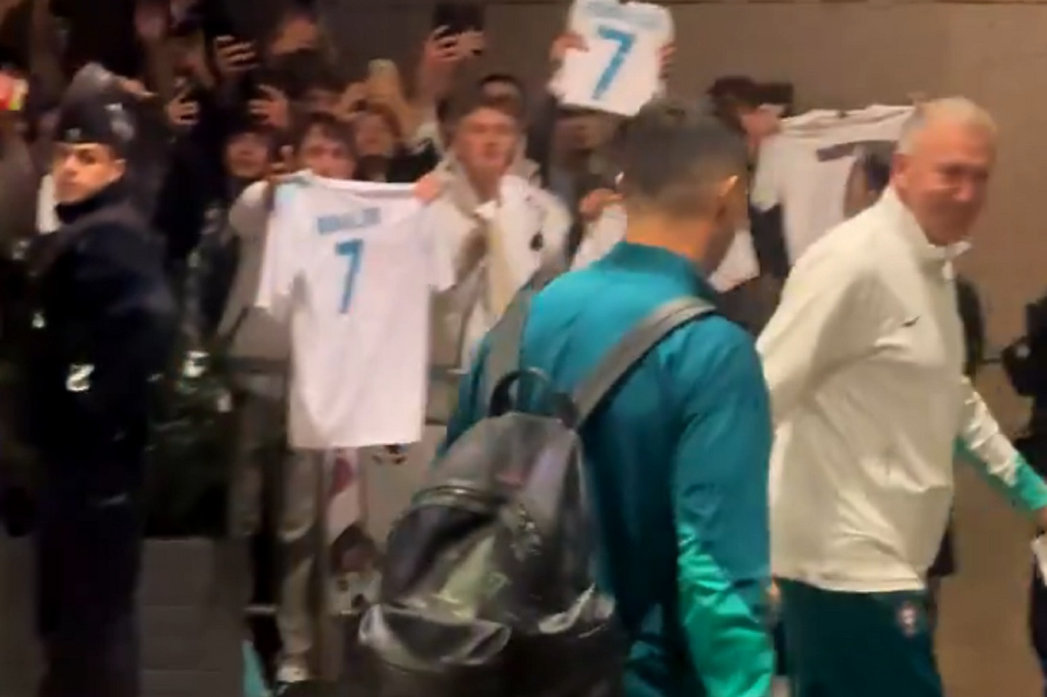 Szaleństwo kibiców po wylądowaniu Cristiano Ronaldo w Polsce [WIDEO]