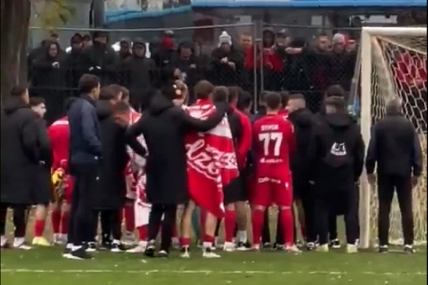 „Panowie, pie********* się w głowę”. Kibice Widzewa Łódź z mocnym przekazem do piłkarzy [WIDEO]