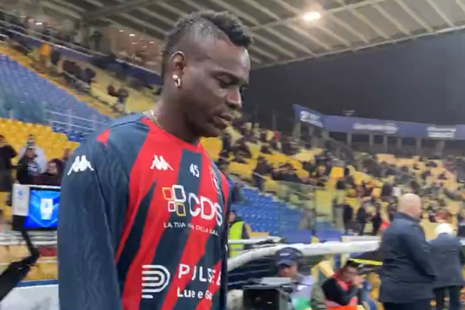 Mario Balotelli zadebiutował w nowych barwach w Serie A. Wystarczyło pięć minut, żeby się wyróżnił