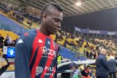 Mario Balotelli zadebiutował w nowych barwach w Serie A. Wystarczyło pięć minut, żeby się wyróżnił