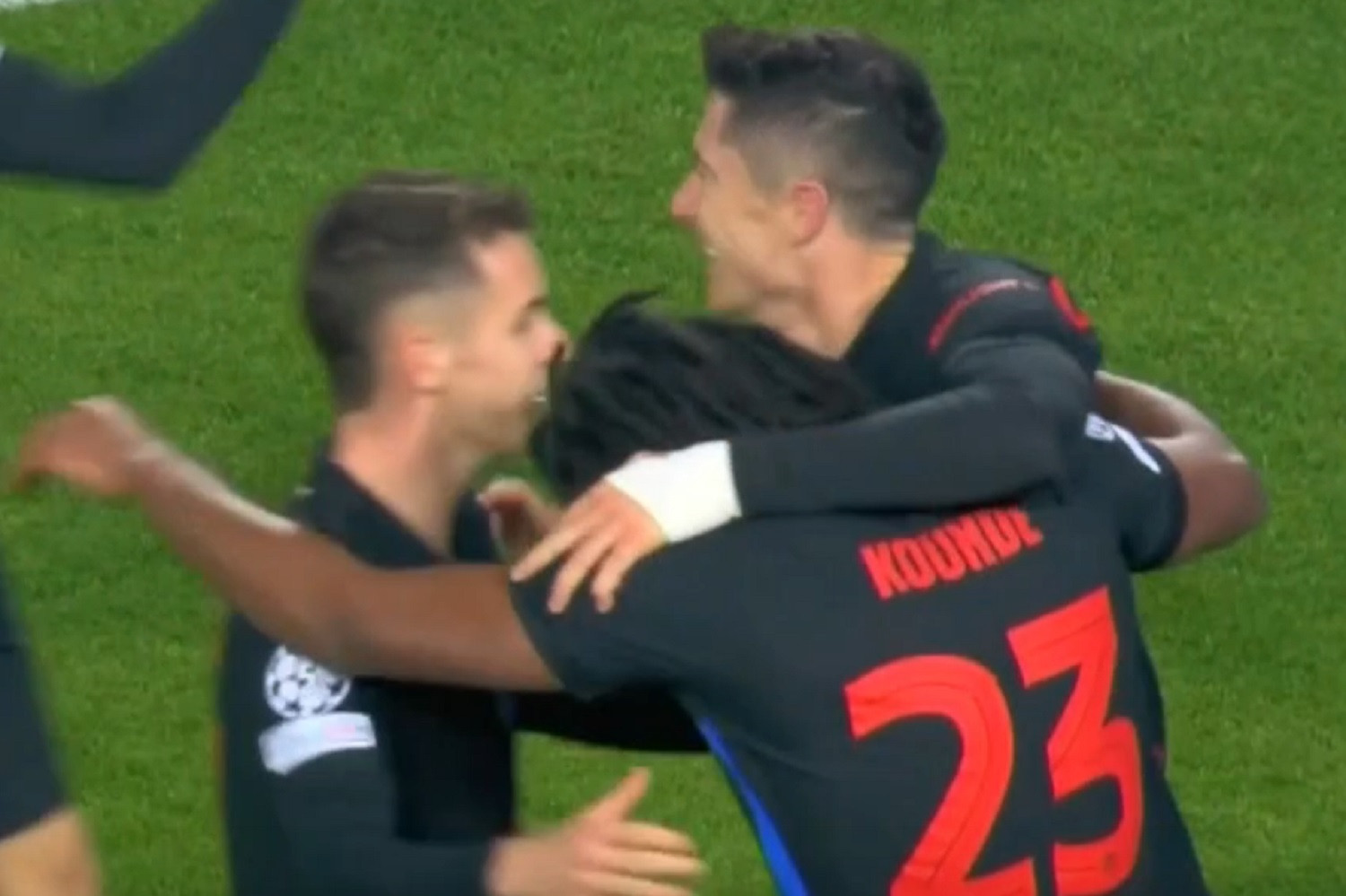 Jeszcze jeden, jeszcze jeden! Robert Lewandowski macha do Cristiano Ronaldo i Lionela Messiego [WIDEO]