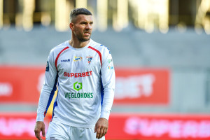 Piast Gliwice zwrócił się do Lukasa Podolskiego. „Ustalcie wspólną wersję z kapitanem i dajcie znać!”