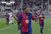 Ronaldinho wciąż to ma. FC Barcelona pokonuje Real Madryt w meczu legend [WIDEO]