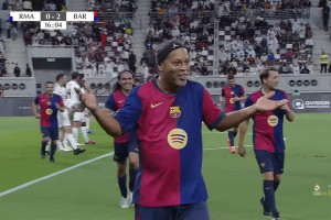 Ronaldinho wciąż to ma. FC Barcelona pokonuje Real Madryt w meczu legend [WIDEO]