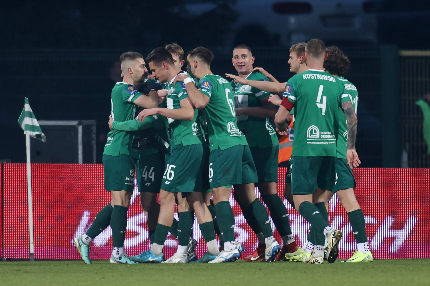 Osobliwe zdjęcie ze stadionu Olimpii Grudziądz [FOTO]. „Co oni, warsztat samochodowy tam mają?”