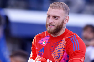 „Koszulka jest dla niego zbyt ciężka”. Następca Wojciecha Szczęsnego mierzy się z falą krytyki