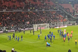 Kibicom Stade Rennais puściły nerwy. Próbowali wtargnąć na boisko po ligowej porażce [WIDEO]