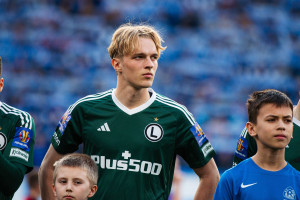 Zawodnik Legii Warszawa poleciał na mecz z Chelsea, mimo że... na pewno w nim nie zagra. Gonçalo Feio może żałować