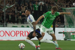 Szokująca interwencja VAR-u. Po takim faulu arbiter wycofał się z czerwonej kartki [WIDEO]
