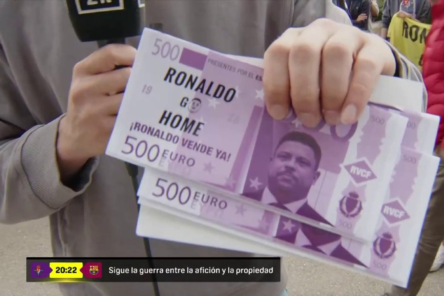 Kibice protestują przeciwko Ronaldo. Deszcz banknotów na stadionie [FOTO] [WIDEO]