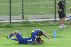 Strzelił gola Wieczystej Kraków, po czym... uszkodził go kolega z zespołu [WIDEO]