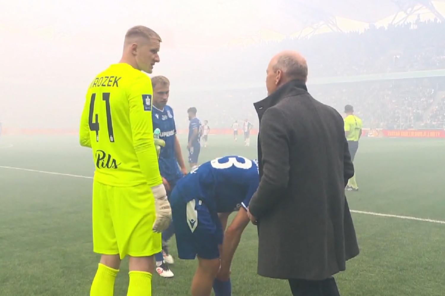 Spotkanie Legia Warszawa - Lech Poznań dwukrotnie zostało przerwane [WIDEO]