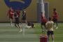 Robert Lewandowski poturbował na treningu kluczowego gracza FC Barcelony. Musiał opuścić trening [WIDEO]