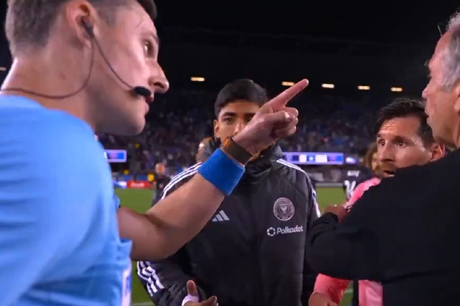 „Odejdź, natychmiast!”. Lionel Messi o krok od czerwonej kartki [WIDEO]