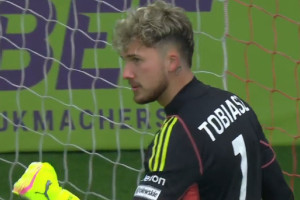 Kacper Tobiasz obronił karnego wykonywanego przez Benjamina Källmana! [WIDEO]