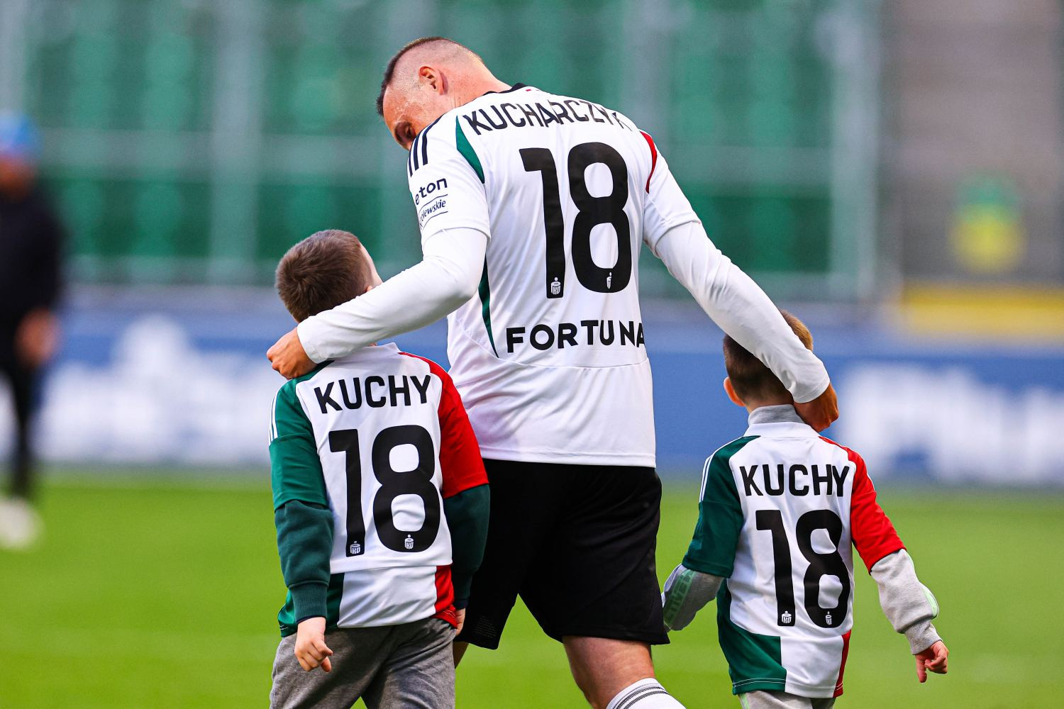 „Kuchy King”. Michał Kucharczyk pożegnany przez kibiców Legii Warszawa [WIDEO]