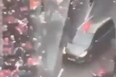 Budzące grozę sceny na fecie mistrzowskiej Liverpoolu. Kierowca auta wjechał w tłum [WIDEO]