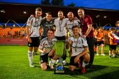 Michał Kucharczyk z trofeum na zakończenie przygody z Legią Warszawa
