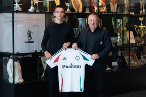 Strzelił 10 goli. OFICJALNIE: Legia Warszawa zatrzymuje młodego napastnika
