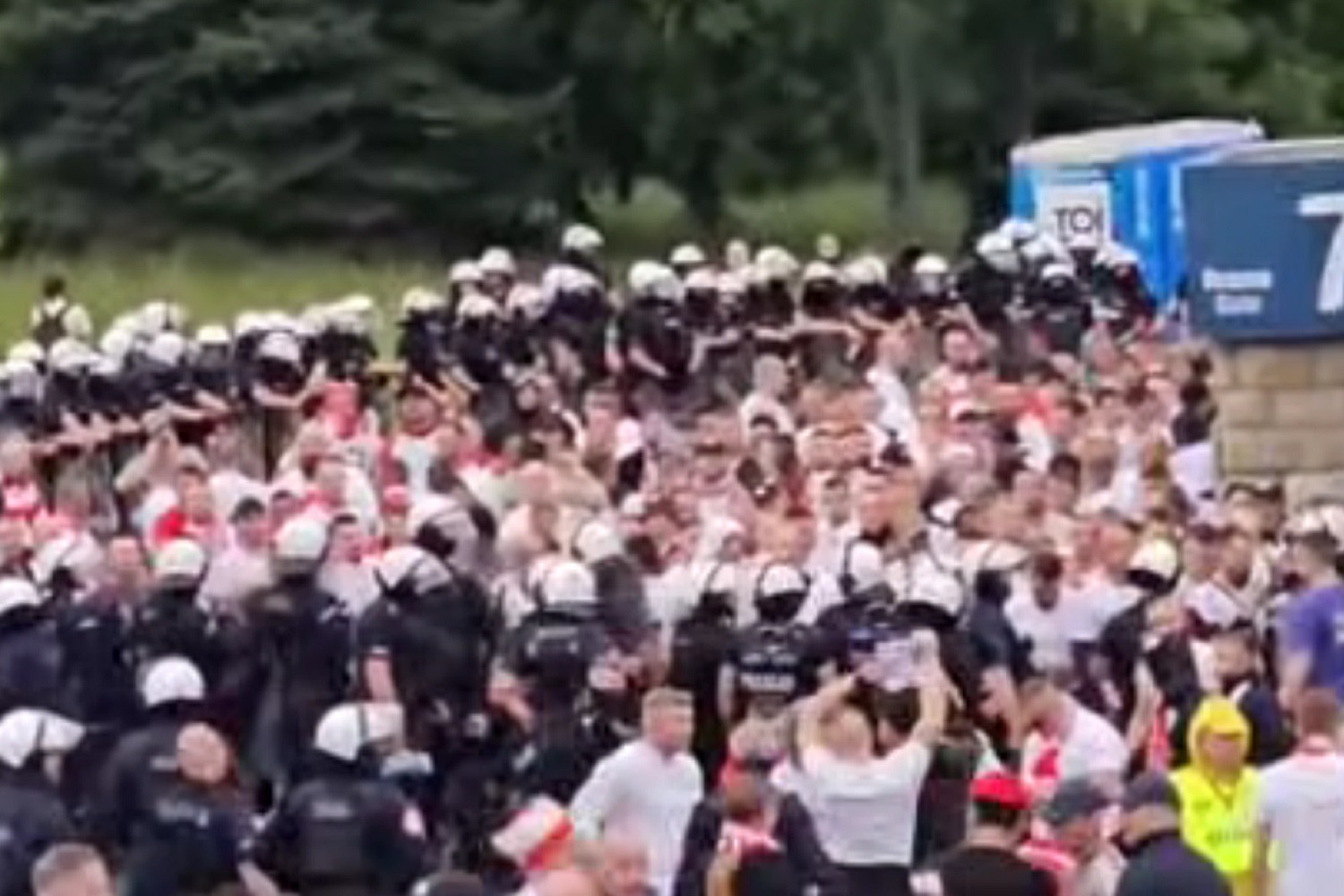 Kibicowska koalicja przed meczem reprezentacji Polski. Pojawiły się dwie grupy [WIDEO]