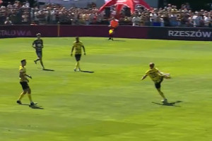 Kosmiczna bramka w finale baraży. Wieczysta Kraków blisko awansu [WIDEO]