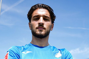 OFICJALNIE: TSG Hoffenheim z transferem rozchwytywanego pomocnika. „Miał różne oferty na stole”