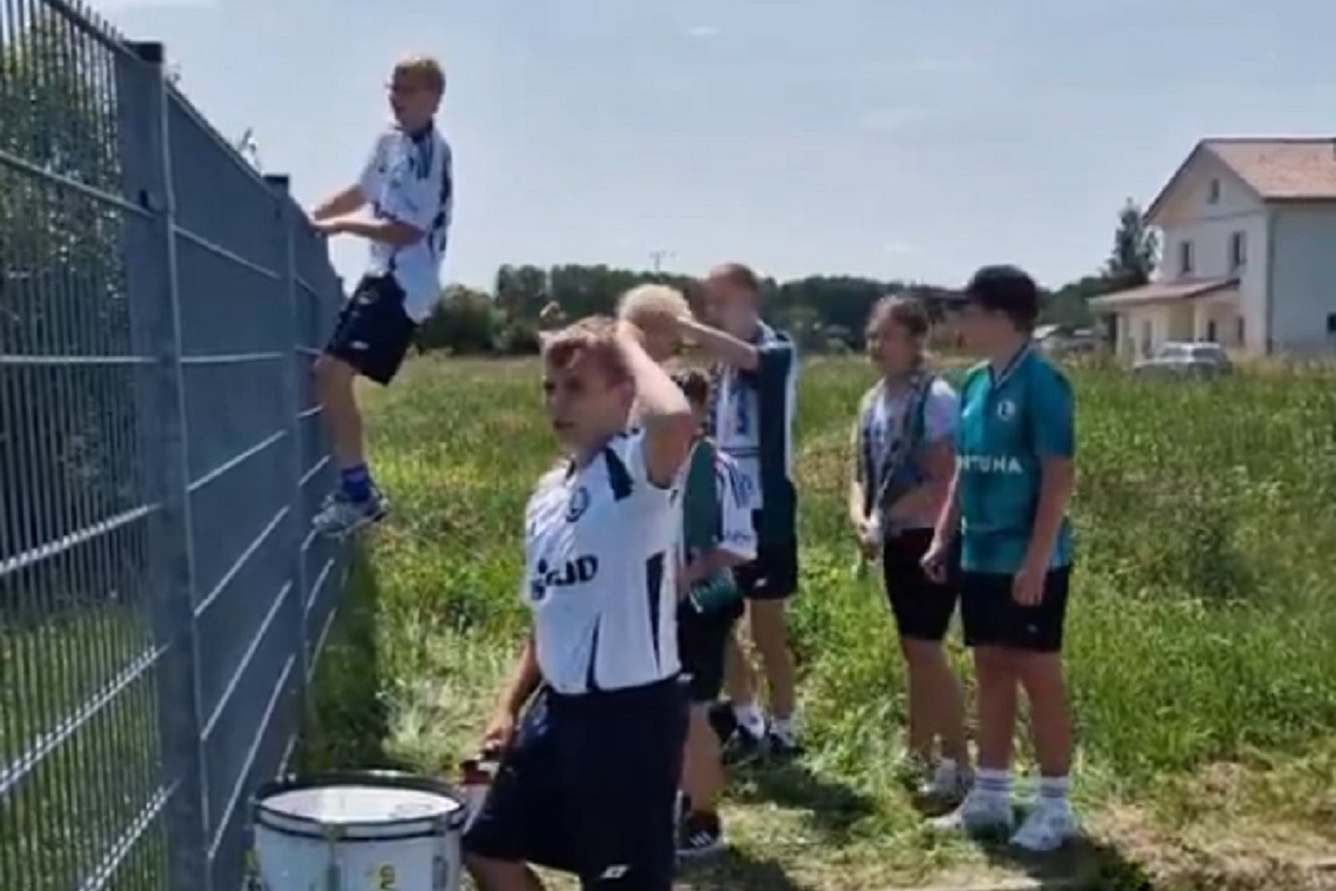 „Wpuśćcie kibiców!”. Internauci oburzeni brakiem reakcji Legii Warszawa podczas sparingu [WIDEO]