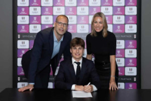 OFICJALNIE: 16-letni syn Petra Čecha podpisał kontrakt z klubem Premier League