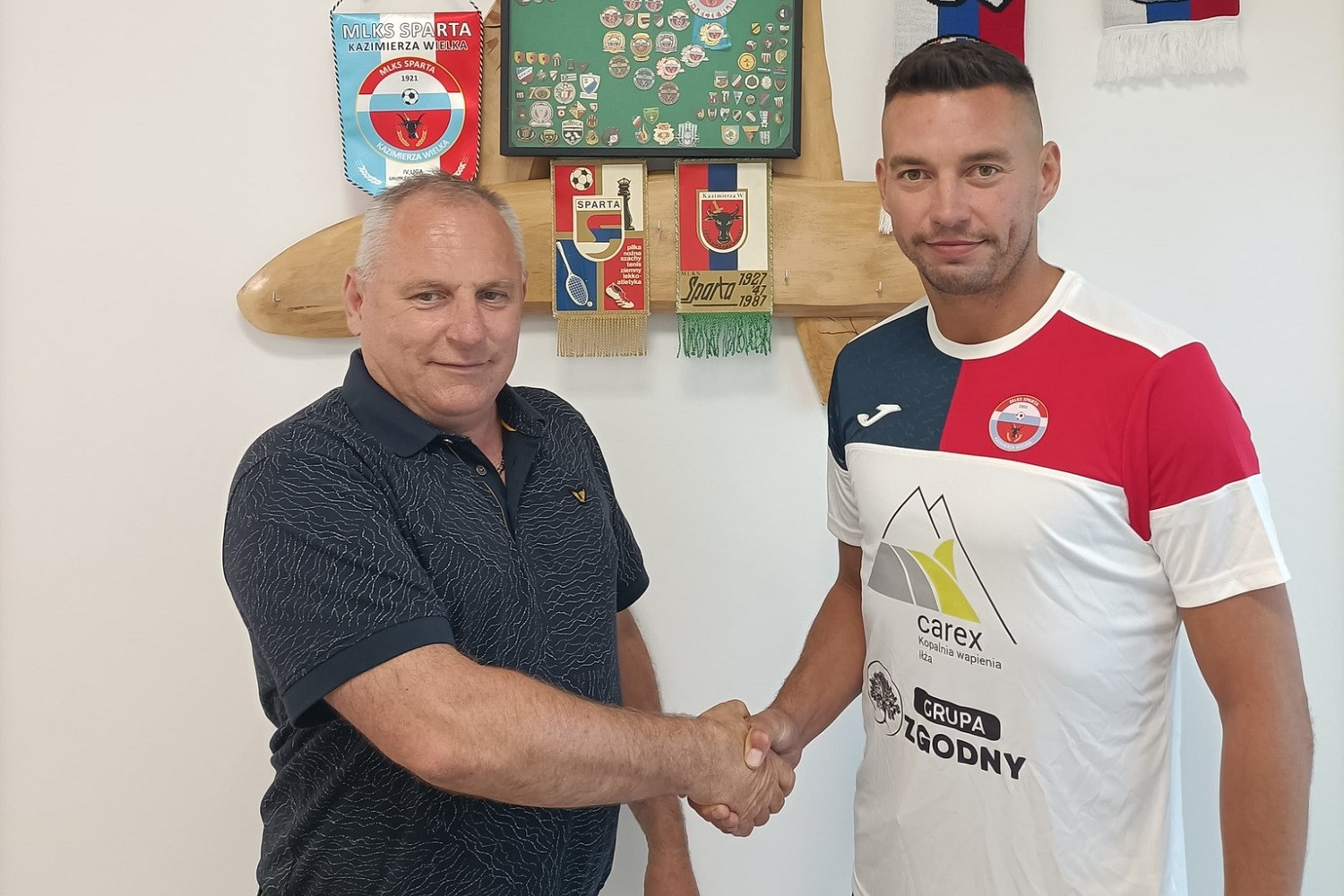 Trzecioligowiec w natarciu. Pozyskał Macieja Sadloka [OFICJALNIE]
