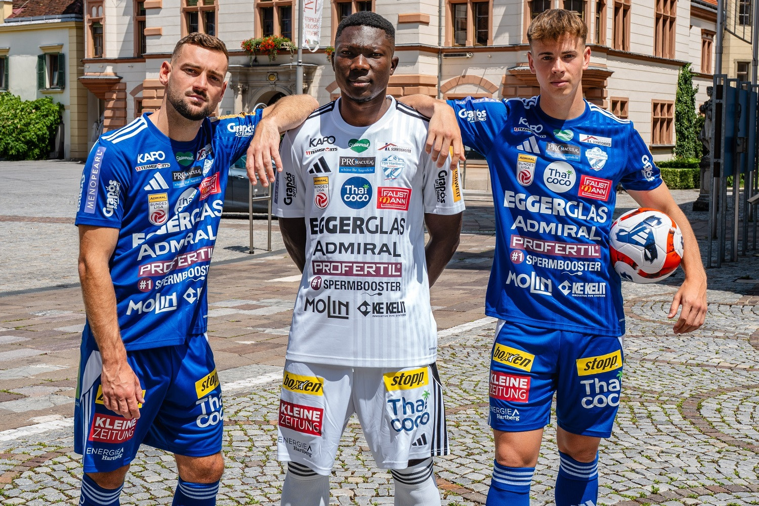 Koszulka niczym katalog reklamowy. Klub z austriackiej Bundesligi zaprezentował „unikalne” stroje na nowy sezon [OFICJALNIE] [FOTO]