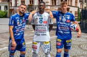 Koszulka niczym katalog reklamowy. Klub z austriackiej Bundesligi zaprezentował „unikalne” stroje na nowy sezon [OFICJALNIE] [FOTO]
