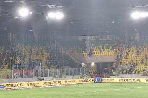 Rozpylony gaz przyczyną przerwania meczu Ekstraklasy. Ucierpieli kibice GKS-u Katowice i Rakowa Częstochowa [WIDEO]
