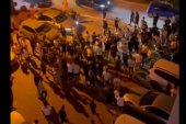 Gorąco pod hotelem Jagiellonii Białystok. „Poproszono nas o niewychodzenie z pokojów” [WIDEO]