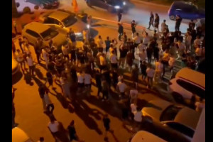 Gorąco pod hotelem Jagiellonii Białystok. „Poproszono nas o niewychodzenie z pokojów” [WIDEO]
