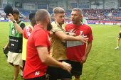 Spięcie Lukasa Podolskiego z pracownikiem Piasta Gliwice [WIDEO]. „Spier*****, kur**”