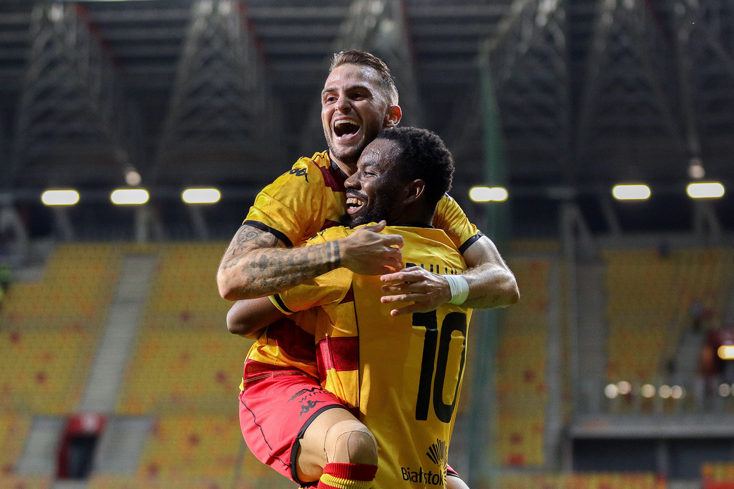 Jagiellonia Białystok dopełniła formalności. Afimico Pululu znów szaleje [WIDEO]