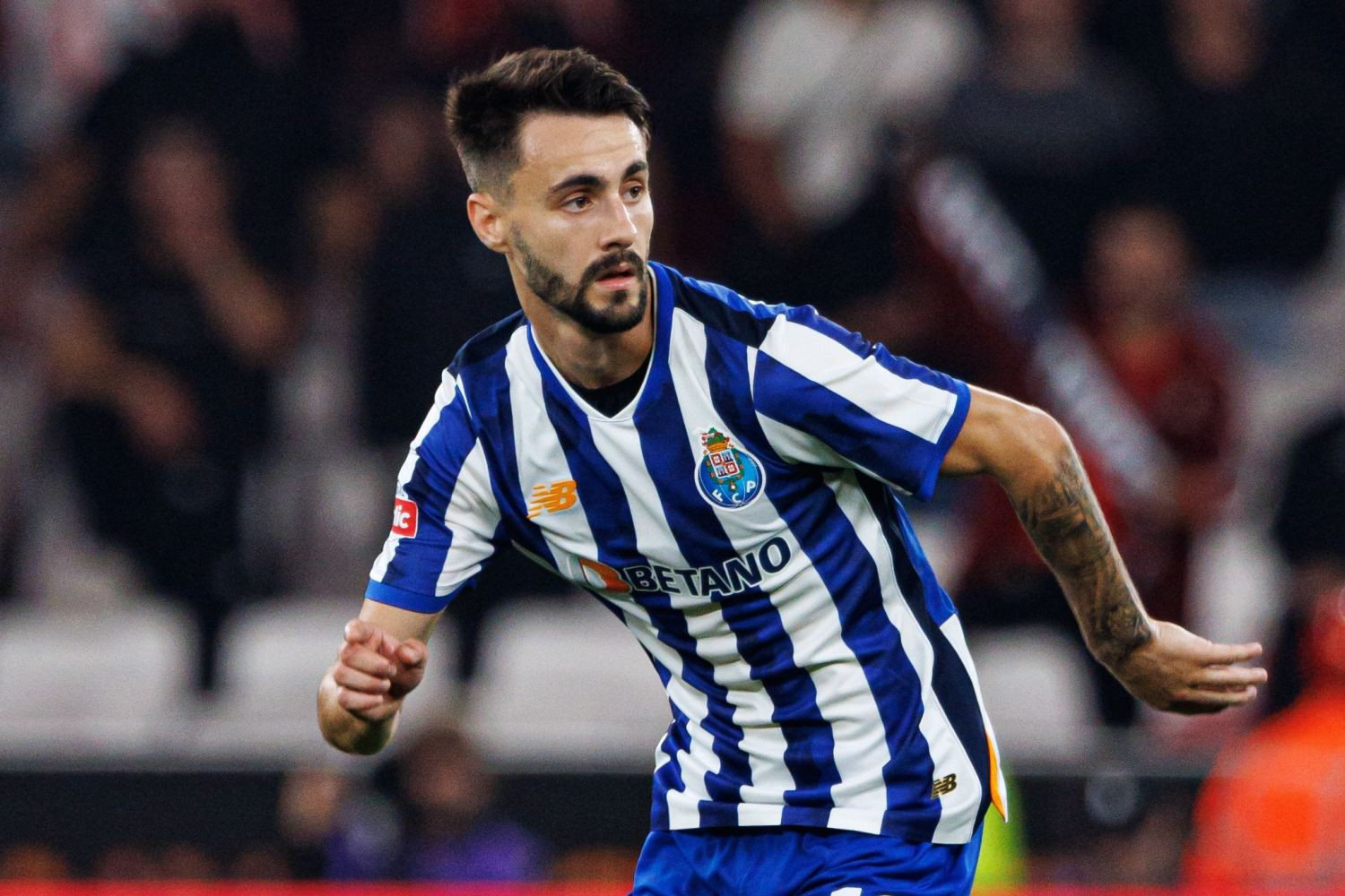 Arsenal definitywnie pozbędzie się niewypału transferowego? Pomocnik może trafić do Bundesligi