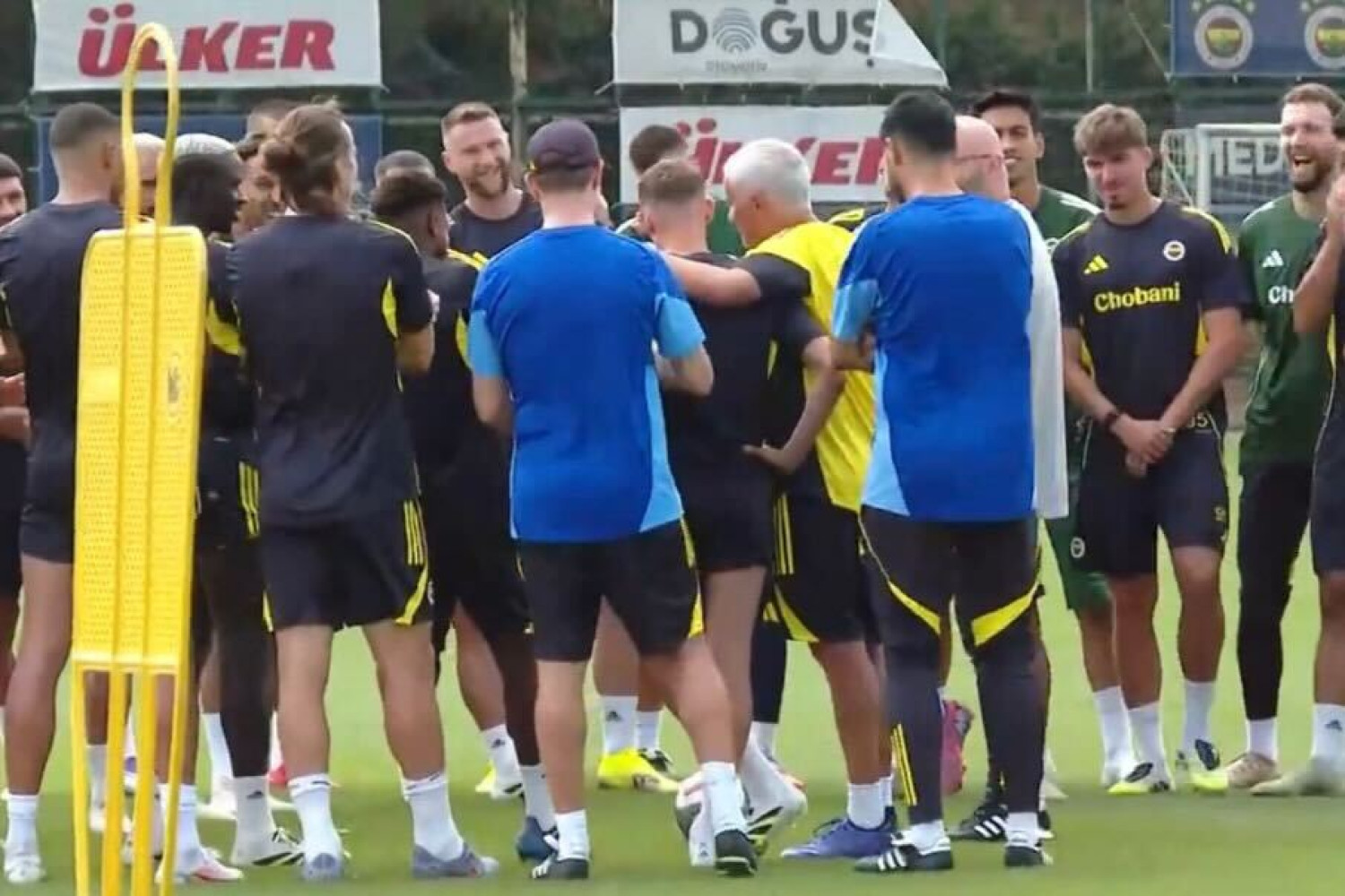 Sebastian Szymański oklaskiwany przez kolegów z zespołu. Oto, co powiedział José Mourinho [WIDEO]