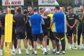 Sebastian Szymański oklaskiwany przez kolegów z zespołu. Oto co powiedział José Mourinho [WIDEO]