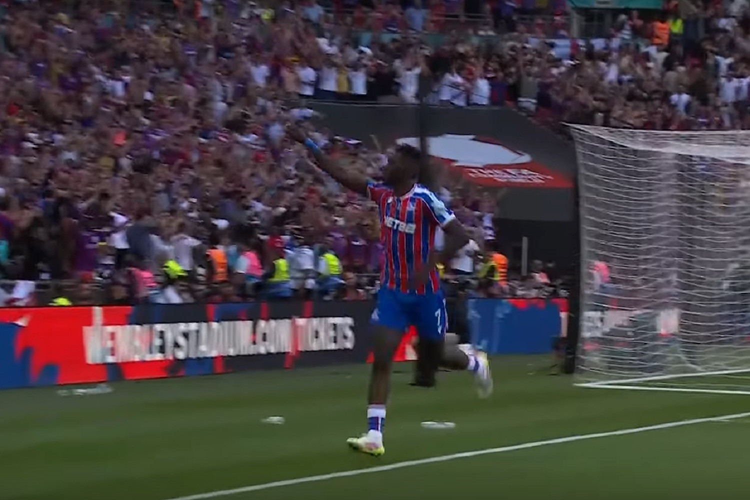 Liverpool bez pierwszego trofeum w sezonie. Sięgnęło po nie Crystal Palace [WIDEO]