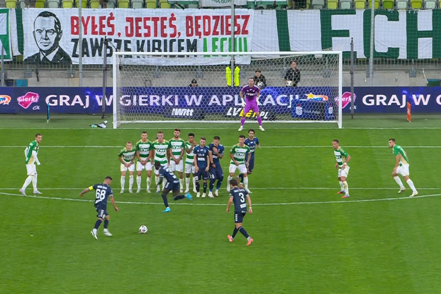 Ale przymierzył! Bajeczny gol z rzutu wolnego w Ekstraklasie [WIDEO]