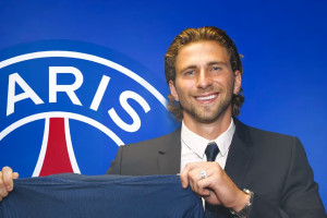 OFICJALNIE: Obrońca z Premier League wylądował w PSG. Wielki dzień w historii ukraińskiej piłki.