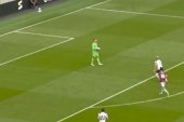 Pierwszy bramkarz ukarany za ośmiosekundowe opóźnianie gry w Premier League [WIDEO]
