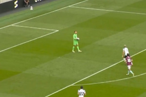 Pierwszy bramkarz ukarany za ośmiosekundowe opóźnianie gry w Premier League [WIDEO]