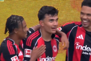 W Eintrachcie Frankfurt rośnie nowa gwiazda. Salwa 19-latka na powitanie drugiego sezonu w Bundeslidze [WIDEO]