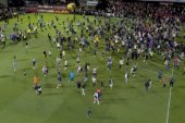 Sceny po meczu Manchesteru United. Kibice przejęli murawę [WIDEO]