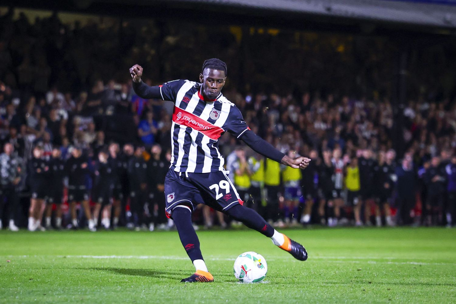 OFICJALNIE: Grimsby Town ukarane za występ nieuprawnionego zawodnika w meczu z Manchesterem United. Spóźnili się z rejestracją o... minutę