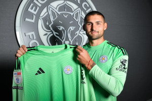 OFICJALNIE: Leicester City zaskoczyło transferem bramkarza. Nowy konkurent Jakuba Stolarczyka