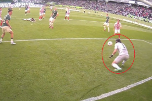 Tak Kamil Grabara nie wzmocni swojej pozycji w reprezentacji Polski. Błąd bramkarza na arenie Bundesligi [WIDEO]